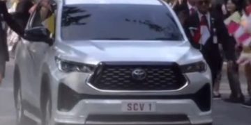 Bapa Suci Paus Fransiskus naik mobil Toyota Innova Zenix warna putih selama kunjungan ke Indonesia (instagram @komsoskwi)