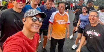 Pramono Anung berfoto bersama warga Jakarta saat car free day pada Minggu 22 September 2024 (instagram @pramonoanungw)