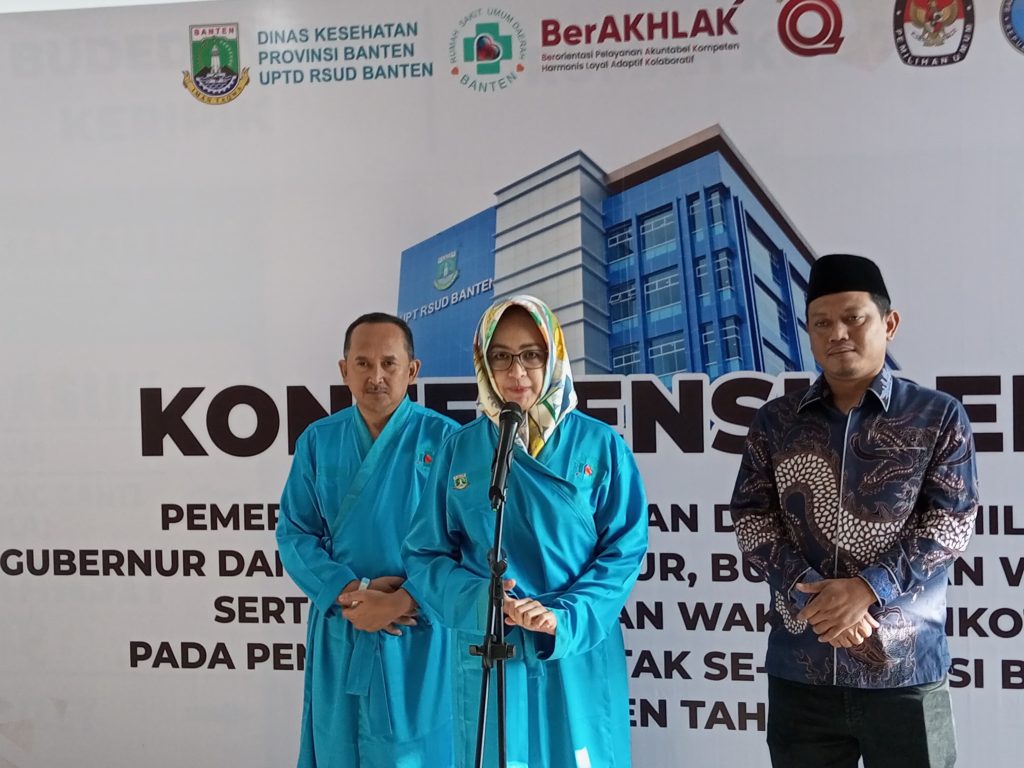 Airin Rachmi Diany dan Ade Sumardi saat memberikan keterangan kepada wartawan sesaat sebelum menjalani tes kesehatan.(SuaraNusantara/Def)