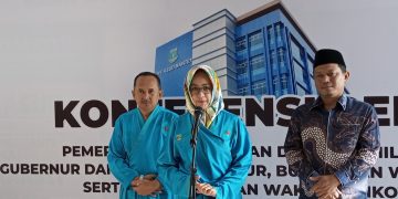 Airin Rachmi Diany dan Ade Sumardi saat memberikan keterangan kepada wartawan sesaat sebelum menjalani tes kesehatan.(SuaraNusantara/Def)