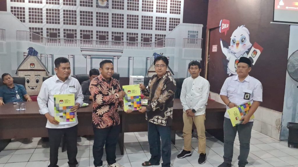KPU Lebak menyerahkan hasil penelitian dokumen persyaratan administrasi paslon.(SuaraNusantara/Def)