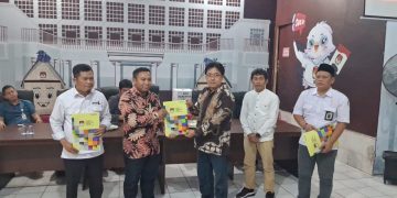 KPU Lebak menyerahkan hasil penelitian dokumen persyaratan administrasi paslon.(SuaraNusantara/Def)