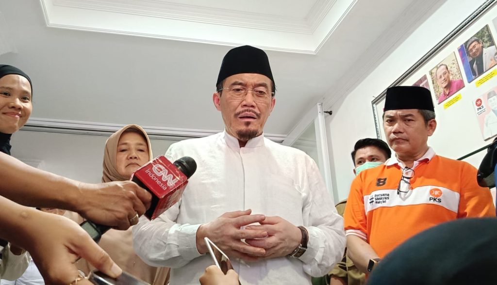 Cagub DKI Jakarta, Suswono saat diwawancarai di DPC PKS, Kramat Jati, Jakarta Timur, Selasa (10/9/2024). (Ilham F/Suaranusantara)