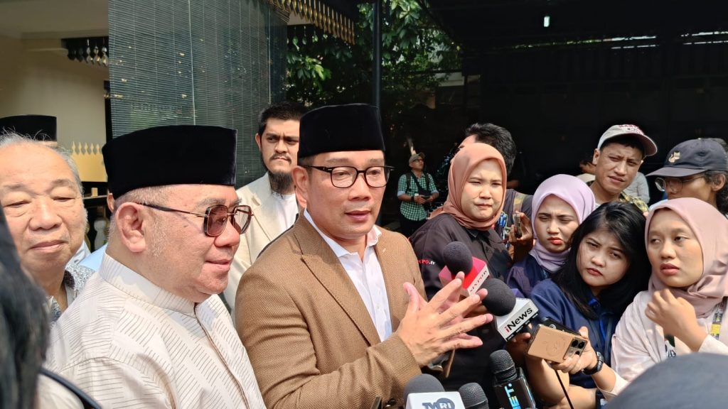 Calon gubernur DKI Jakarta, Ridwan Kamil saat diwawancarai di kediaman tokoh masyarakat Betawi, Nachrowi Ramli di Jakarta Timur, pada Rabu (18/9/2024). (Ilham F/Suaranusantara).