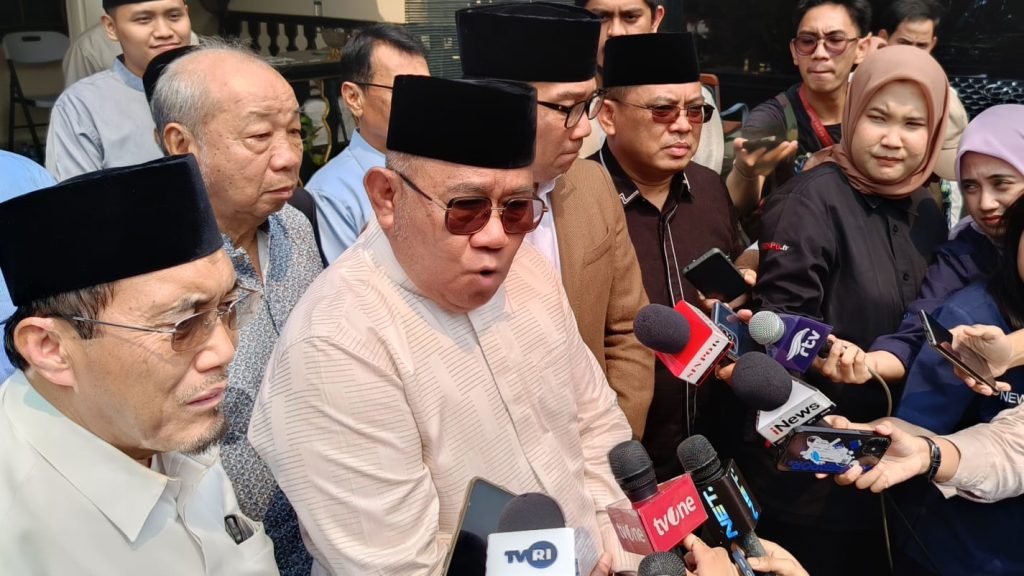Tokoh masyarakat Betawi, Nachrowi Ramli saat diwawancarai di Jakarta Timur, pada Rabu (18/9/2024). (Ilham F/Suaranusantara).