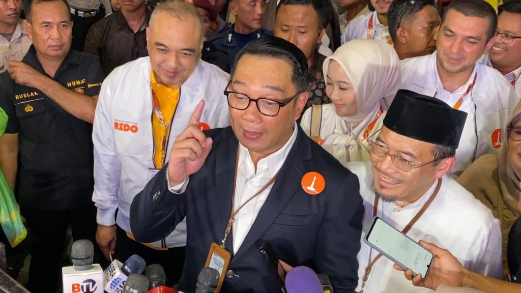 Cagub DKI Jakarta nomor urut 1, Ridwan Kamil dan Saswono saat diwawancarai di kantor KPU DKI Jakarta, pada Senin (23/9/2024). (Ilham F/Suaranusantara).