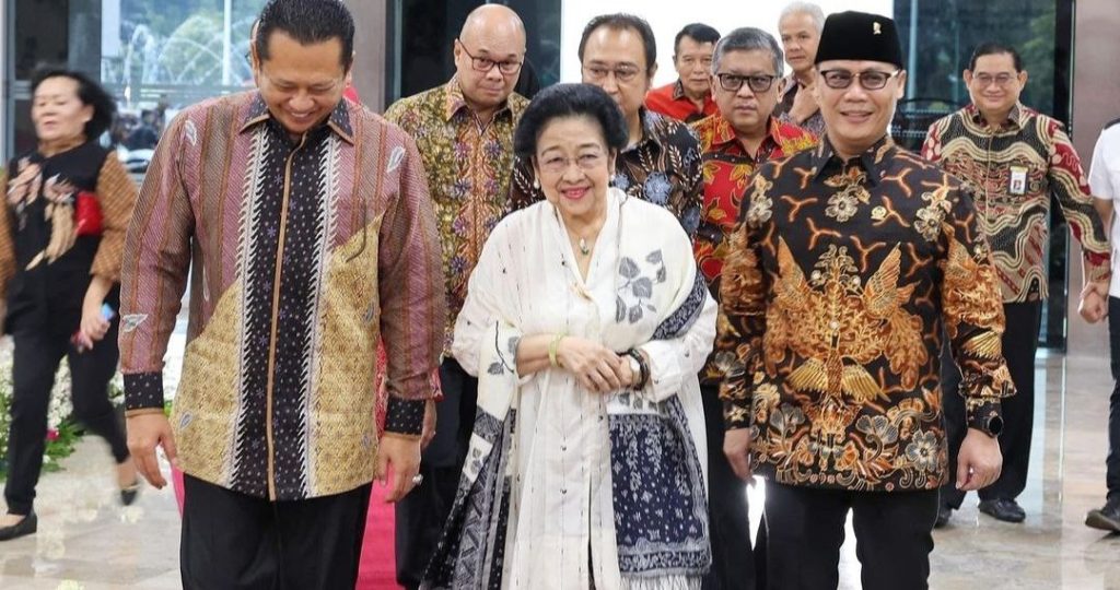 Presiden Ke-5 RI Megawati Soekarnoputri saat hadiri silaturahmi kebangsaan bersama MPR RI disambut oleh Bamsoet (Instagram @pdip)