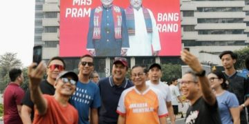 Pramono Anung saat hadiri car free day pada Minggu 22 September 2024 berfoto bersama warga Jakarta dengan latar bergambar pasangan cagub cawagub Pilgub Jakarta 2024 Pramono Anung-Rano Karno (instagram @pramonoanungw)