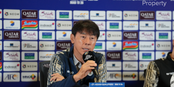 Shin Tae Yong Pantau Kondisi Rumput SUGBK