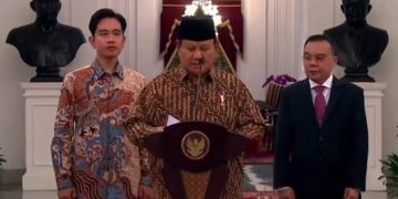 Prabowo saat mengumumkan susunan Kabinet Merah Putih di Istana Negara dengan didampingi Wapres RI Gibran Rakabuming Raka (YouTube @Sekretariat Presiden)