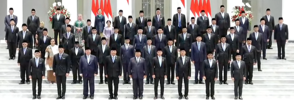 Foto Bersama menteri Prabowo Subianto usai pelantikan
