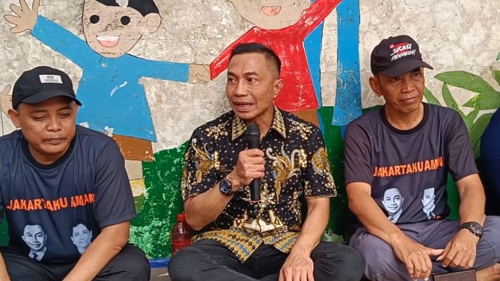 Cagub Jakarta nomor urut 2, Dharma Pongrekun saat blusukan ke Kampung Gembrong, Jakarta Timur, pada Rabu (2/10/2024). (Ilham F/Suaranusantara).
