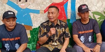 Cagub Jakarta nomor urut 2, Dharma Pongrekun saat blusukan ke Kampung Gembrong, Jakarta Timur, pada Rabu (2/10/2024). (Ilham F/Suaranusantara).