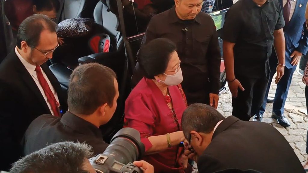 Ketum PDI Perjuangan, Megawati Soekarnoputri saat tiba di Balai Sidang UI, Depok, Jawa Barat, Jum'at (18/10/2024). (Ilham F/Suaranusantara).