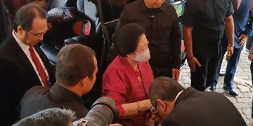 Ketum PDI Perjuangan, Megawati Soekarnoputri saat tiba di Balai Sidang UI, Depok, Jawa Barat, Jum'at (18/10/2024). (Ilham F/Suaranusantara).