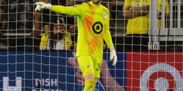 kiper Maarten Paes