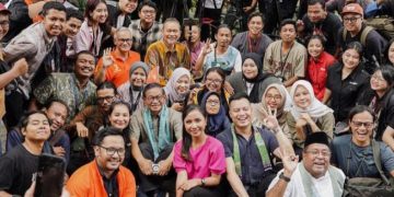 Pramono Anung berfoto bersama dengan para pendukungnya di Pilkada Jakarta 2024 usai deklarasi kemenangan, Kamis 28 November 2024 (instagram @pramonoanungw)
