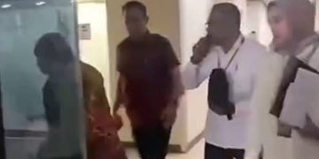 Menteri HAM Natalius Pigai keluar usai rapat bersama Anggota Komisi XIII DPR RI langsung berbelok arah (instagram @gossipnesia)