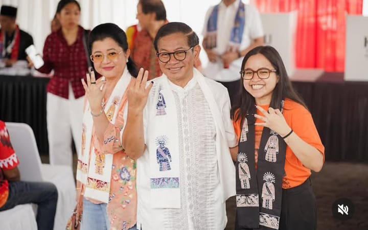 Pramono Anung usai mencoblos di TPS 046 di Cipete Selatan bersama istri dan anaknya (instagram @pramonoanunw)