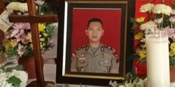 Pangkat luar biasa Anumerta satu tingkat lebih, dari AKP menjadi Kompol Anumerta Ryanto Ulil Anshari, polisi yang tewas ditembak oleh rekannya sendiri pada Jumat dini hari 22 November 2024 (instagram @makassar_ngegas)