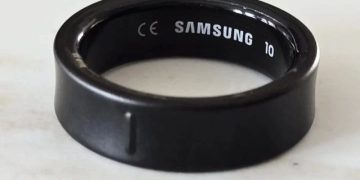 Salah satu varian warna Samsung Galaxy Ring yakni black. Cincin pintar ini dapat dibeli mulai per hari ini Senin 11 November 2024 (instagram @sammobileofficial)