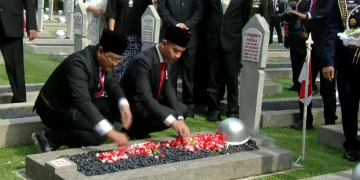 Gibran tabur bunga di upacara peringatan hari Pahlawan