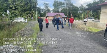 Plt Bupati Kabupaten Nias Barat saat tinjua lokasi proyek (Dok FB @Era Era Hia)