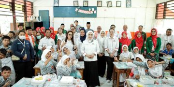 KADIN DKI Rayakan HUT ke 57 dengan Beri Makan Bergizi Gratis ke SDN Tanah Tinggi