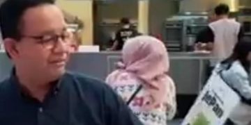 Anies Baswedan saat menikmati hari di Bandung (akun X @mdy_asmara1701)