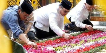 Pasangan ayah dan anak, Pramono Anung dan Hanindhito Pramono menangi Pilkada 2024 Foto diambil saat tengah nyekar ke makam Presiden ke 4 RI Abdurrahman Wahid. (instagram @dhitopramono)