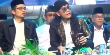Sosok pria berpeci hitam yang tertawa terpingkal-pingkal usai Gus Miftah olok-olok bapak penjual es teh (instagram @amazingmalang)