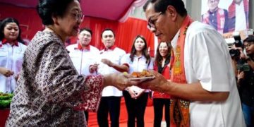 Pramono Anung saat menerima potongan tumpeng dari Megawati Soekarnoputi. Pramono menghadiri acara seremoni peresmian Sekretariat Dewan Pimpinan Pusta Taruna Merah Putih (instagram @sedulurgama)