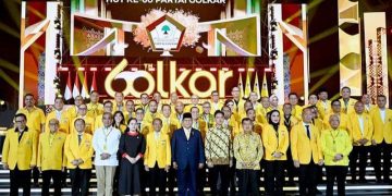 Presiden Pabowo Subianto berfoto bersama di HUT Golkar, Puan Maharani hadir dengan mengenakan dress hitam dibalut list warna merah berdiri di samping Bahlil Lahadalia (instagram @setwapres.ri)