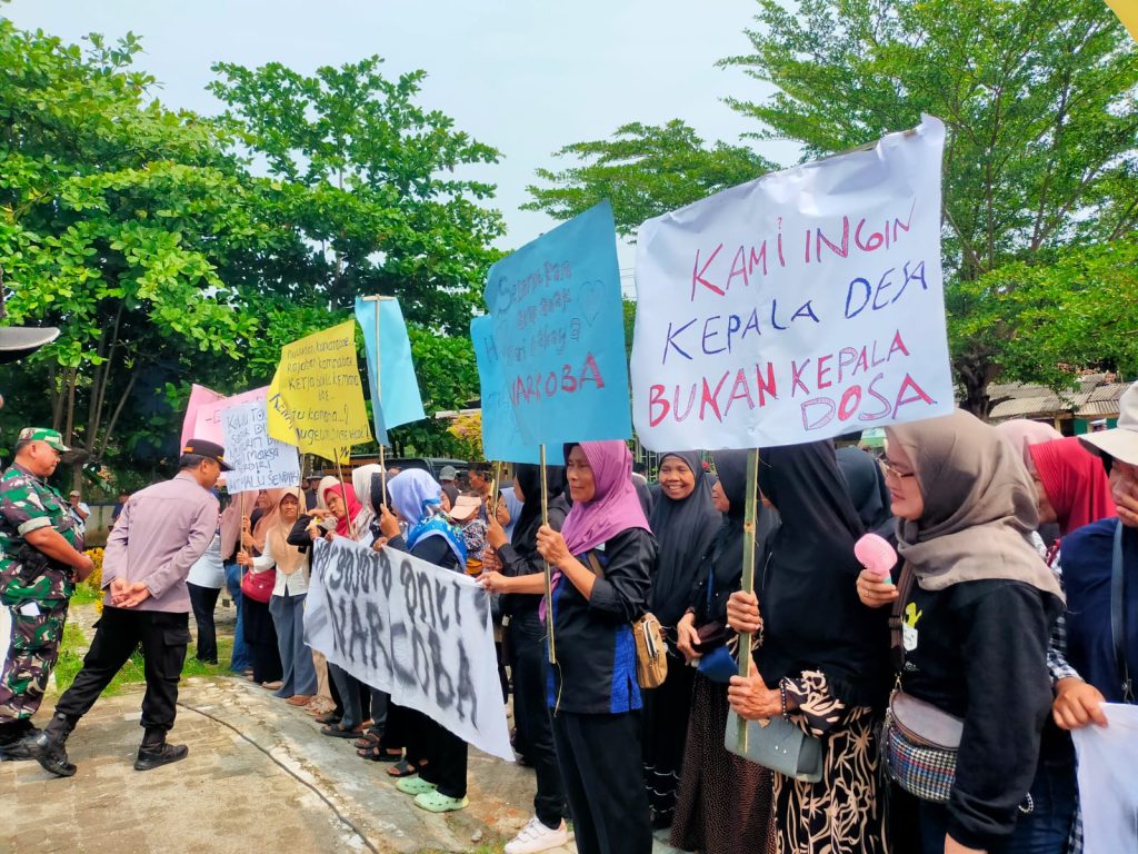 Aksi demo masyarakat Margajaya mendesak MU mundur dari jabatannya sebagai kepala desa beberapa waktu lalu.(SuaraNusantara/Def)