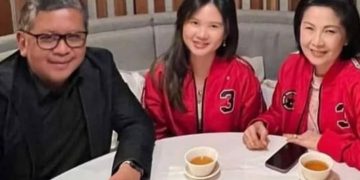 Hasto Kristiyanto Sekjen PDI Perjuangan saat berfoto bersama dengan Felicia Tissue (instagram @indonesiavoice_reborn)