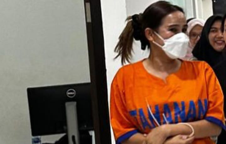 Isa Zega mengenakan baju tahanan berwarna oranye buntut pencemaran nama baik yang dilaporkan Shandy Purnamasari (instagram @nikitamirzanimawardi_172)