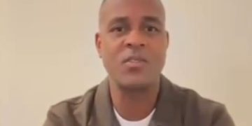 Patrick Kluivert saat sesi wawancara usai ditunjuk sebagai pelatih Timnas Indonesia (instagram @dialek.id)