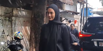 Paula Verhoeven melayak ke rumah duka ayah Baim Wong