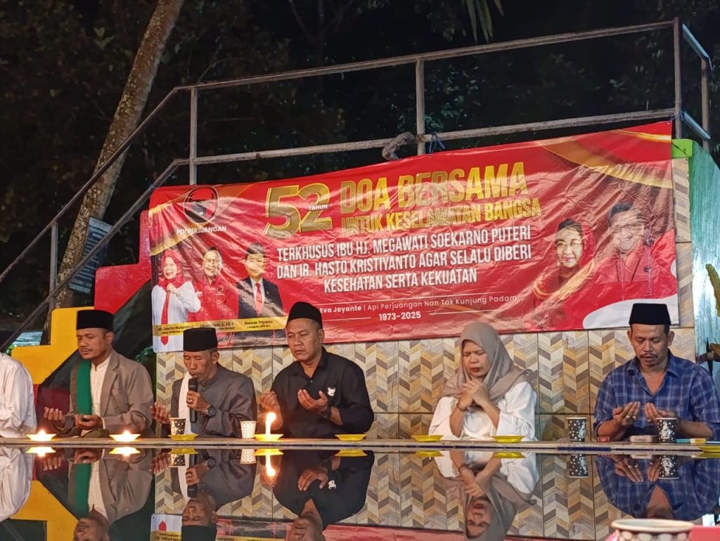 Doa bersama dilakukan kader PDI Perjuangan di Banten saat pergantian tahun.(ist)