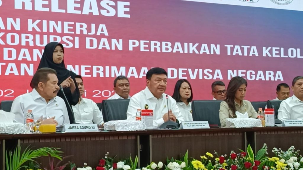 Menkopolkam, Budi Gunawan (tengah) saat konferensi pers di kantor Kejaksaan Agung (Kejagung) RI, Jakarta Selatan, Kamis (2/1/2025). (Ilham F/Suaranusantara).
