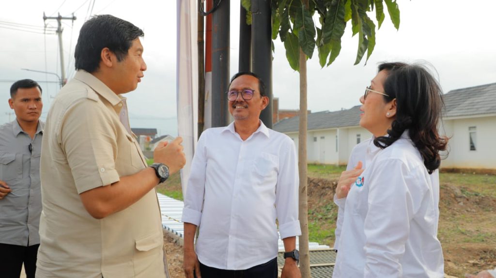 Menteri Perumahan dan Kawasan Permukiman (PKP), Maruarar Sirait, bersama PJ Gubernur Jawa Barat, Bey Machmudin melakukan tinjauan langsung ke lokasi proyek di Kabupaten Bandung, Jawa Barat