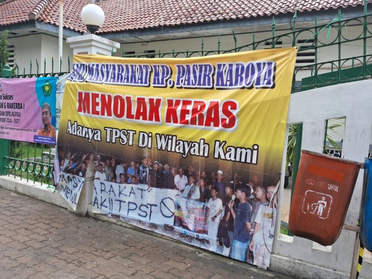 Spanduk penolakan rencana TPST Regional di Cileles.(SuaraNusantara/Def)