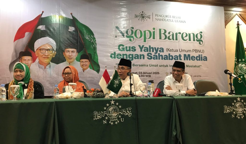 Ketua Umum PBNU, Gus Yahya (Tengah) saat konferensi pers di kantor PBNU, Jakarta, Jum'at (3/1/2025). (Ilham F/Suaranusantara)