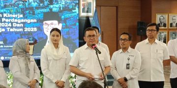 Mendag, Budi Santoso saat konferensi pers di kantor Kemendag, Jakarta Pusat, Senin (6/1/2025). (Ilham F/Suaranusantara).