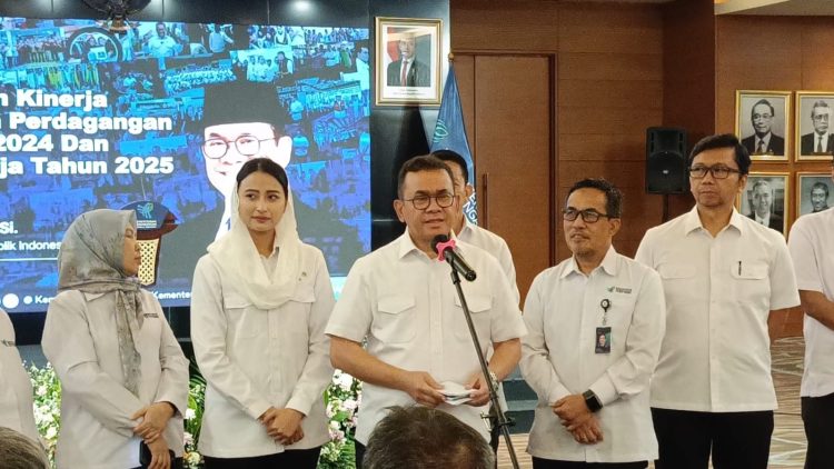 Mendag, Budi Santoso saat konferensi pers di kantor Kemendag, Jakarta Pusat, Senin (6/1/2025). (Ilham F/Suaranusantara).