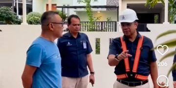 Direktur Utama PAM Jaya, Arief Nasrudin dan warga Citra Garden Puri Semanan (Dok Istimewa)