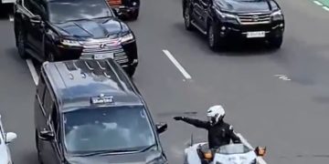 Momen Patwal Mobil RI 36 Tunjuk-tujuk Pengendara Taksi Ekesuktif yang Nekat Halangi Jalannya (Dok Istimewa)