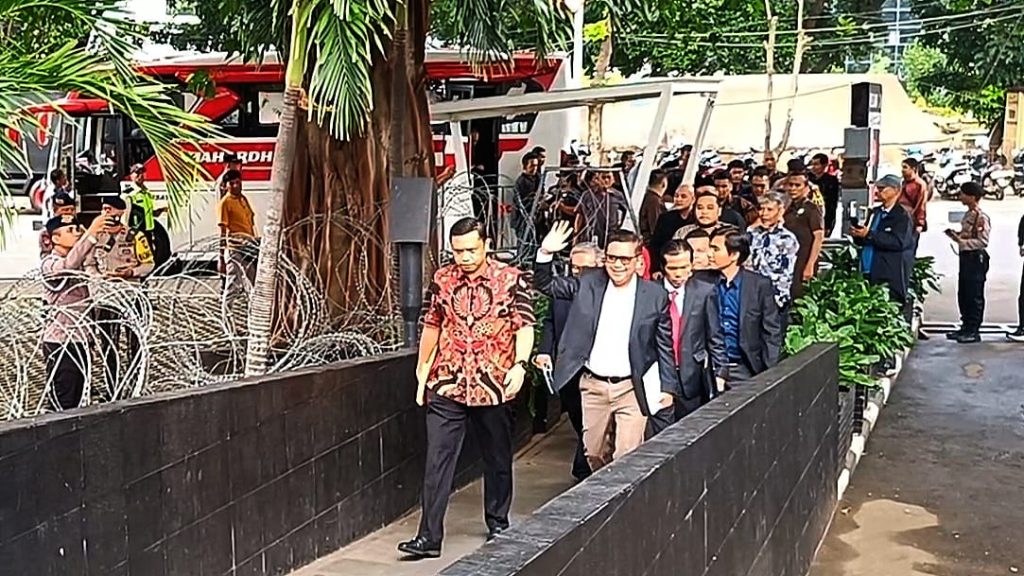 Sekjen PDI Perjuangan, Hasto Kristiyanto saat tiba di Gedung KPK, Jakarta Selatan, Senin (13/01/2025). (Ilham F/Suaranusantara).