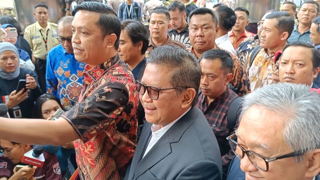 Sekjen PDI Perjuangan, Hasto Kristiyanto saat diwawancarai di gedung KPK, Jakarta Selatan, Senin (13/01/2025). (Ilham F/Suaranusantara).