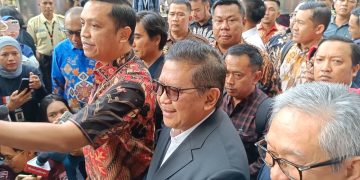 Sekjen PDI Perjuangan, Hasto Kristiyanto saat diwawancarai di gedung KPK, Jakarta Selatan, Senin (13/01/2025). (Ilham F/Suaranusantara).